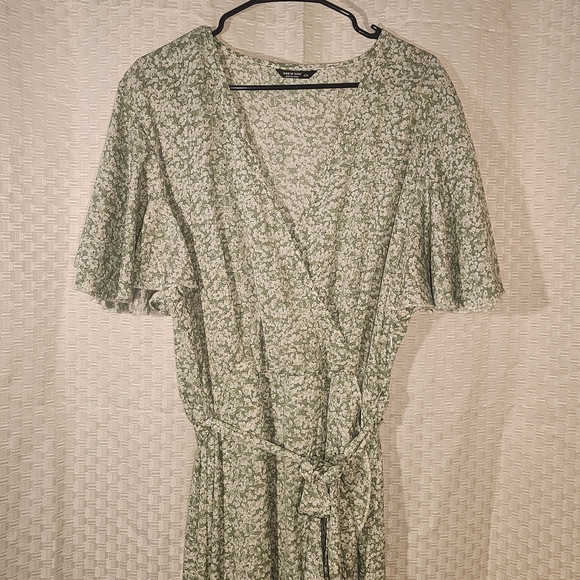 5/$16 💓Floral Green Wrap Dress Romantic And Feminine - Picture 3 of 5